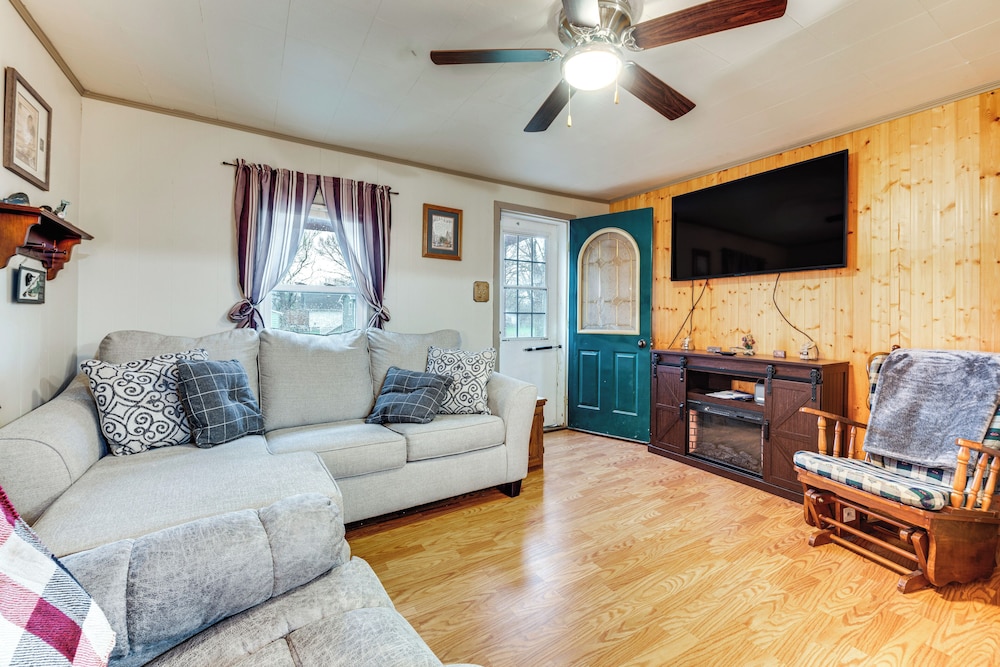 Charming Spirit Lake Home - 6 Mi to Arnolds Park!