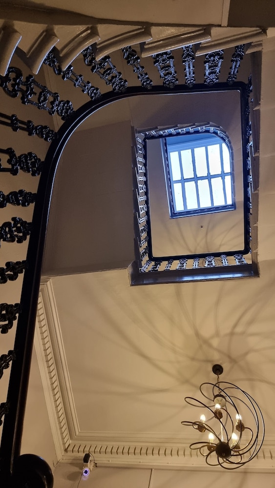 The Hampton Court Guesthouse