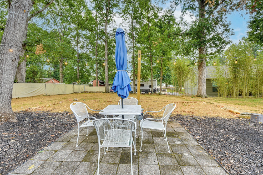 Walk to Beach: Lake Hartwell Cabin w/ Large Yard!