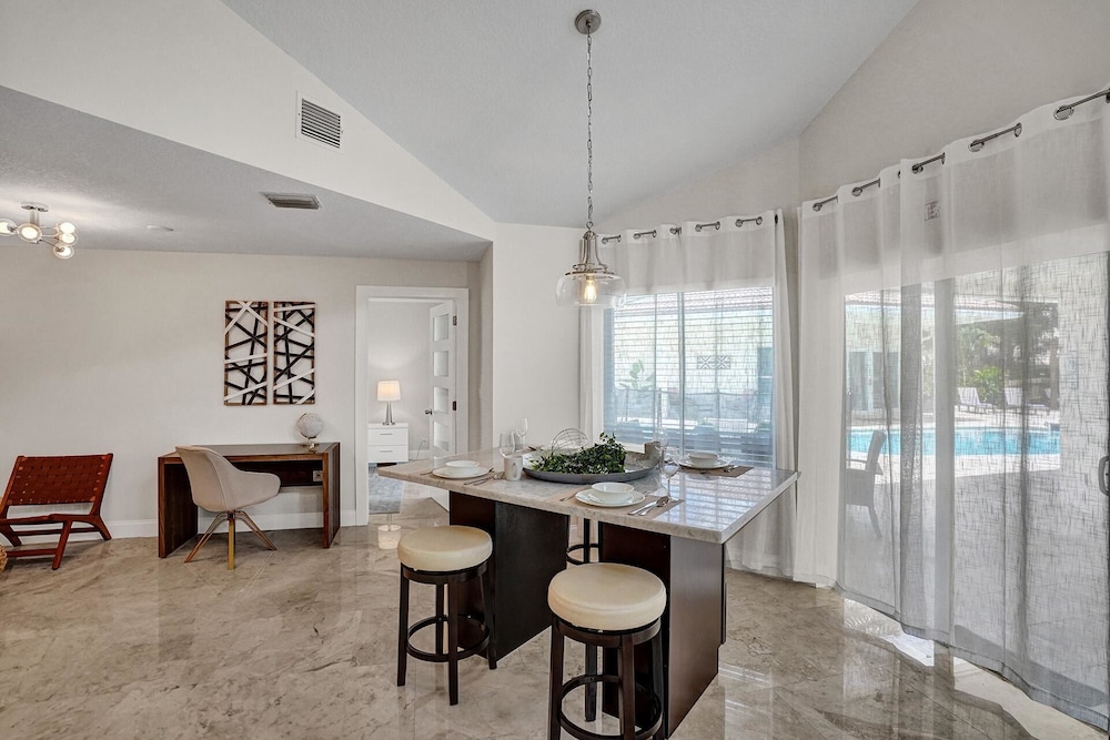 The Grand Luxe 8BR Villa w Pool and Basketball
