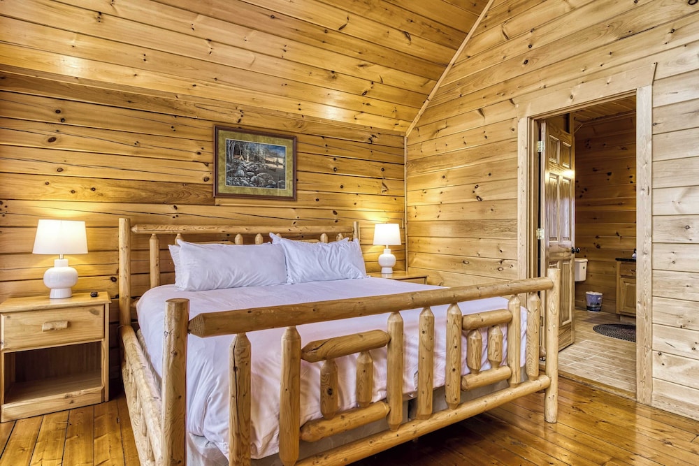 Hot Tub, Game Room, Movie Theater, View Sleeps 18 Lookout Lodge by Avantstay