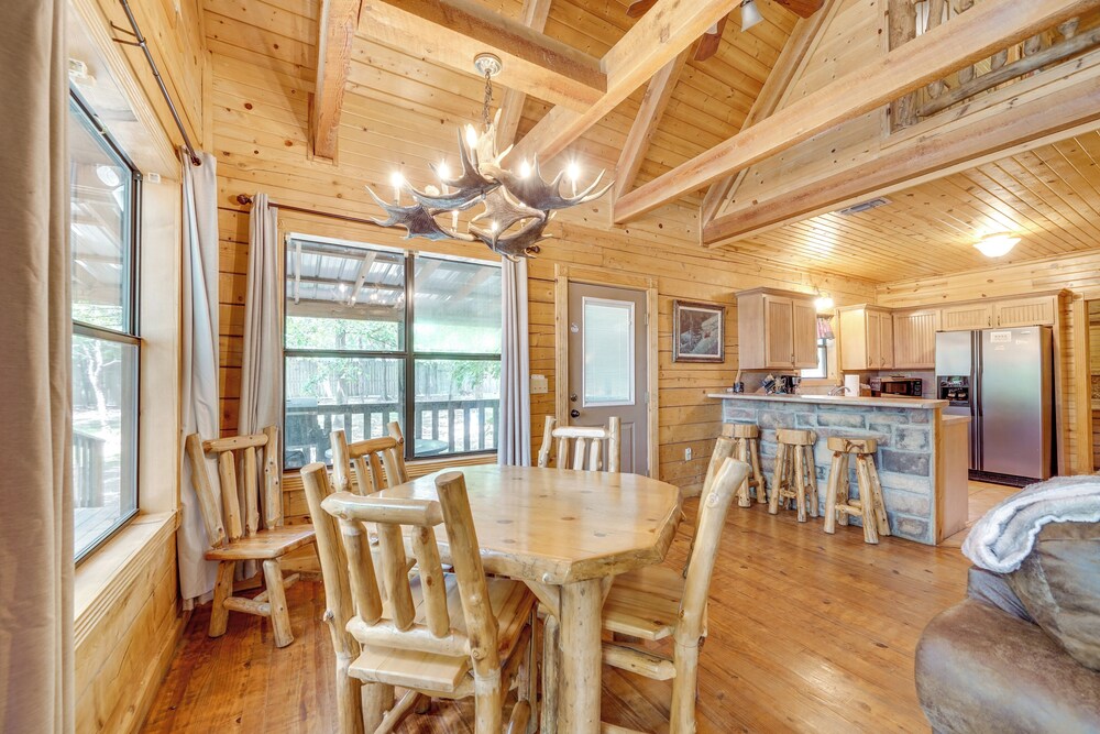 3 Mi to State Park & Lake: Broken Bow Cabin!