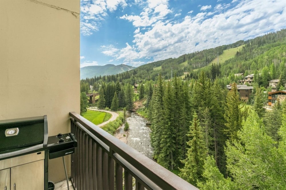 Spacious 3 Bedroom Condo in Lionshead Village - 100 Yards to Lift, Pool, hot Tub!