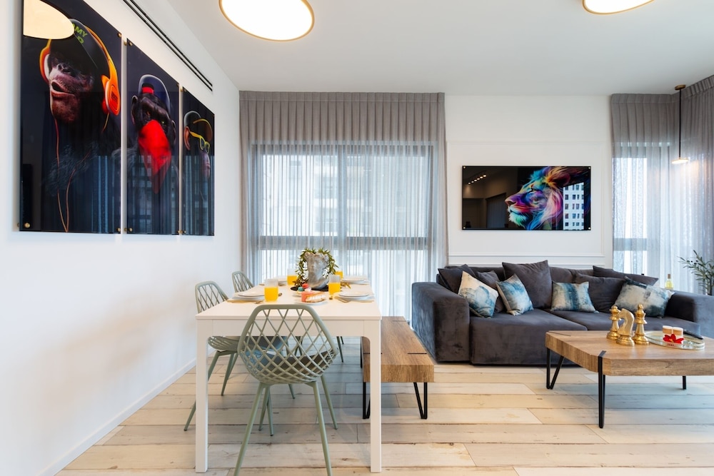 3 BR SeaFront APT Prestigious Tower