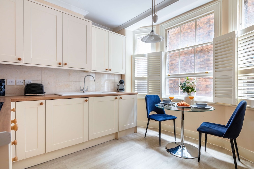 Stylish 3BR 2BA in Mayfair by Hyde Park