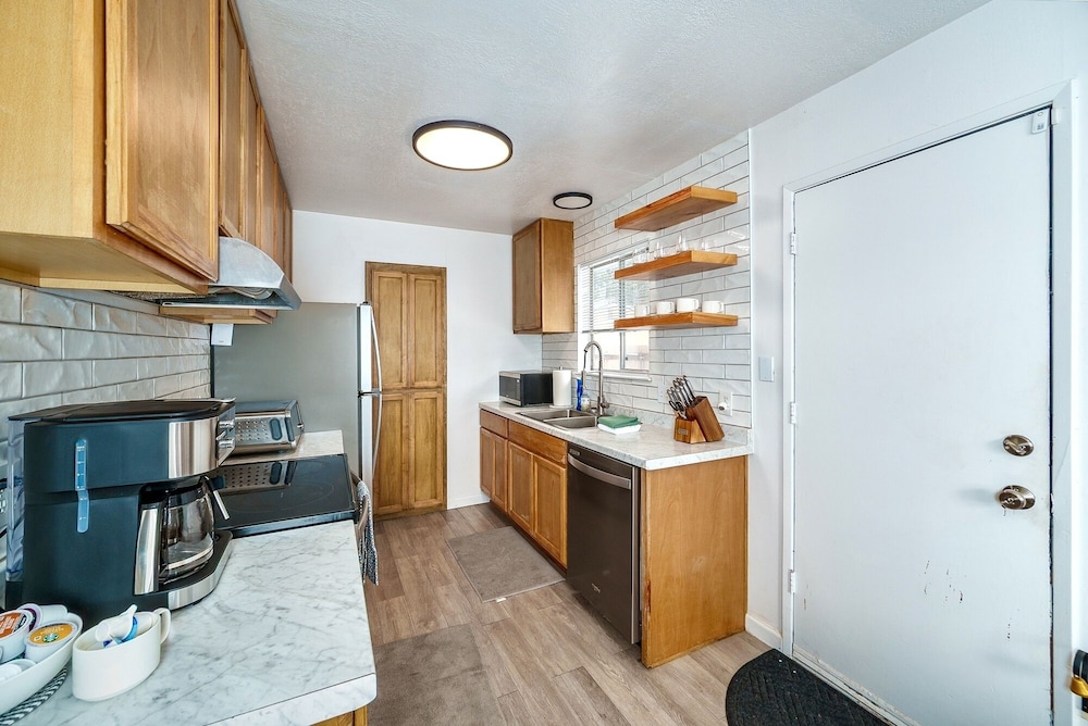 The Green Cabin A Few Blocks To Lake Tahoe 833t 3 Bedroom Home