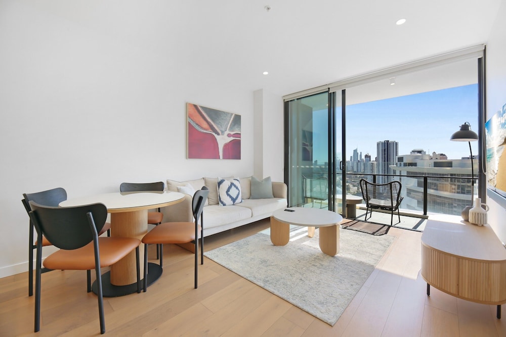 Elegant 2-bed Broadbeach Hotel With Ocean View