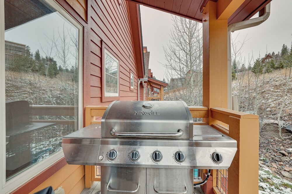 6 Mi to Winter Park Resort: Townhome w/ Hot Tub!