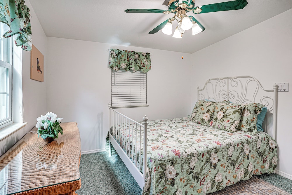 Pet the Sheep! Rural & Spacious Polk City Retreat