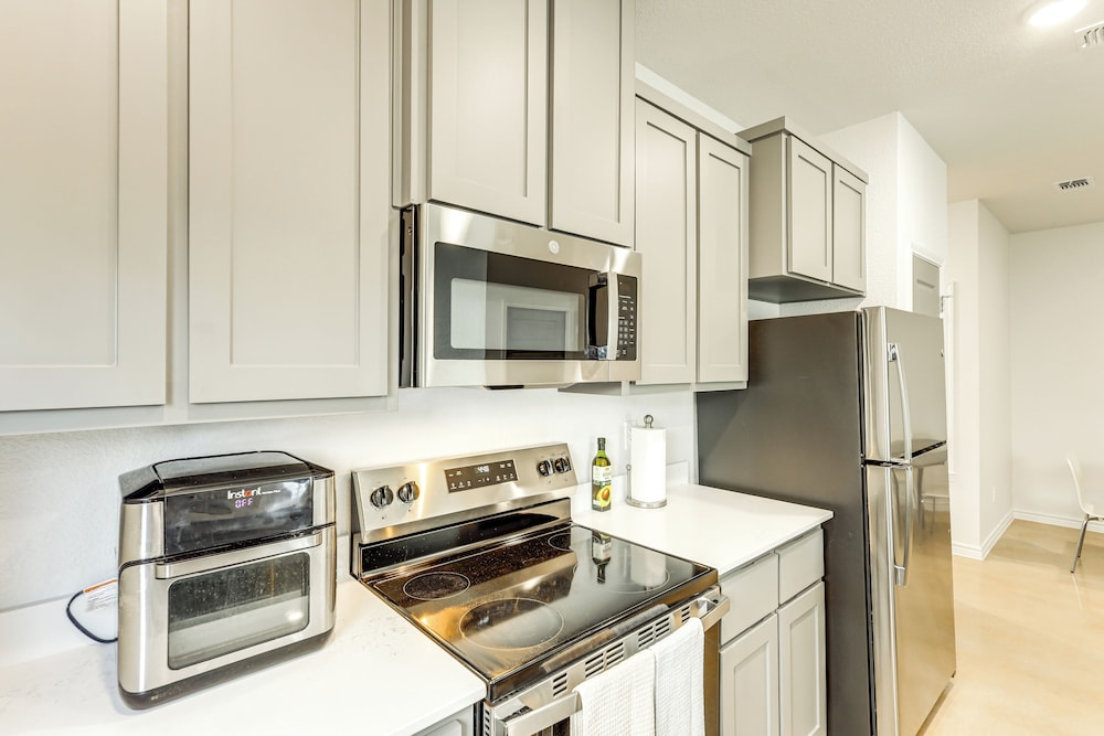 2 Mi to Downtown Temple: Newly Built Townhome!