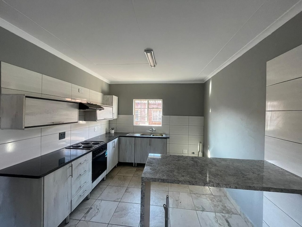 Rustenburg Cozy Apartment With Private Entrance & BBQ