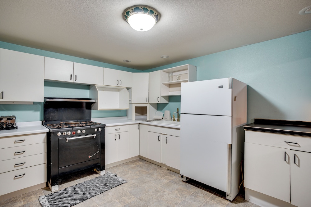 Spacious Family Villa w/ Decks in Chilton!
