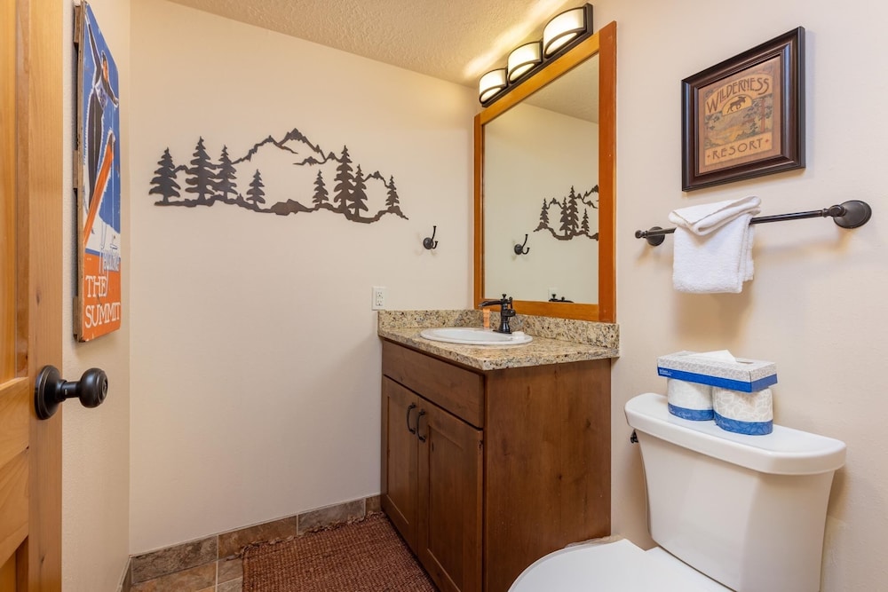 2056 The Pines 2 Bedroom Condo by RedAwning