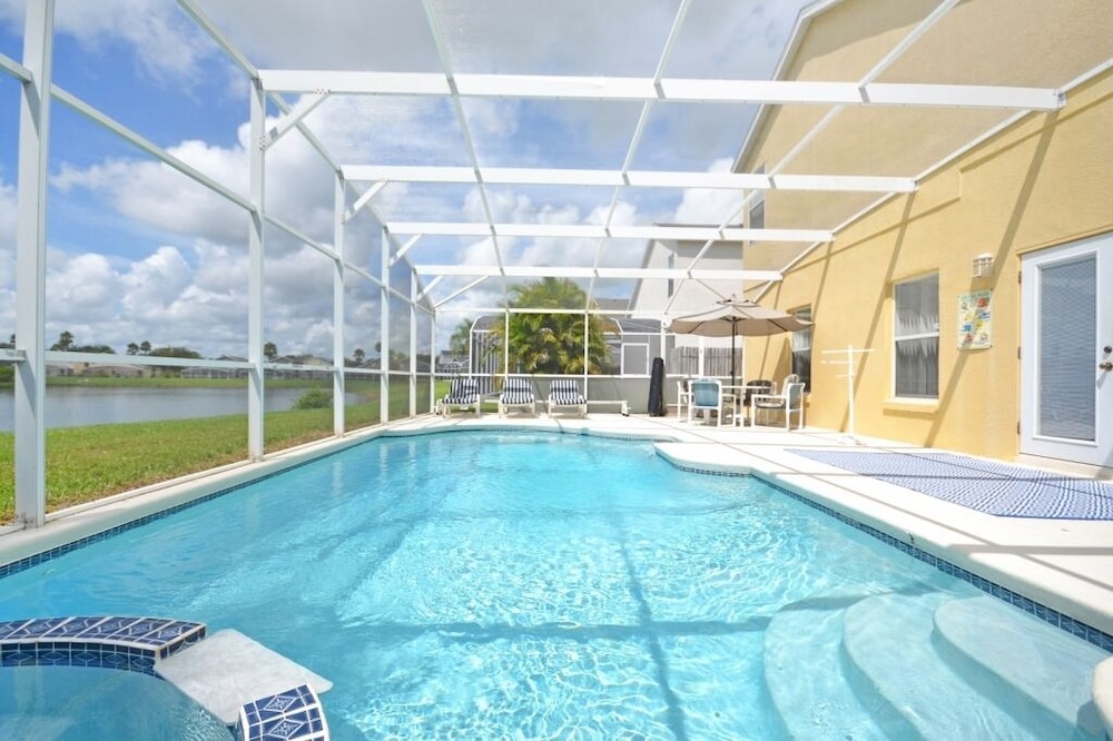 Beautiful 5 Bedroom Home With Large South-facing Pool - Image 1