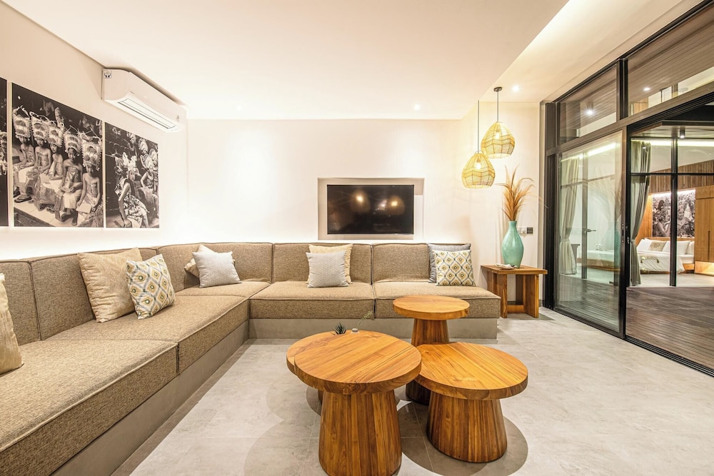 Elegant 6BR Canggu Villa Steps From the Ocean