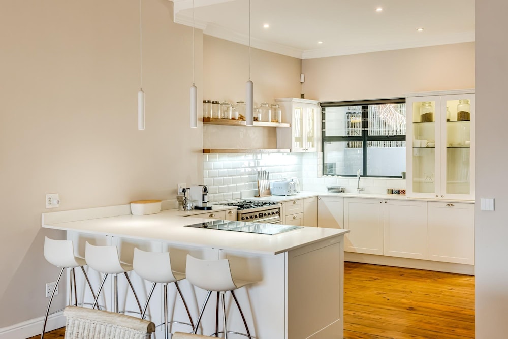 Camps Bay 4bed Villa w Pool Luxe on Central