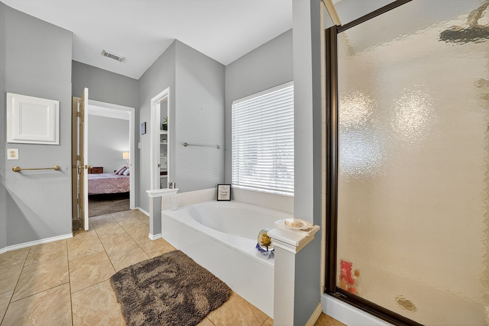 San Antonio Oasis Hot Tub & Pool Access 4 Bedroom Home