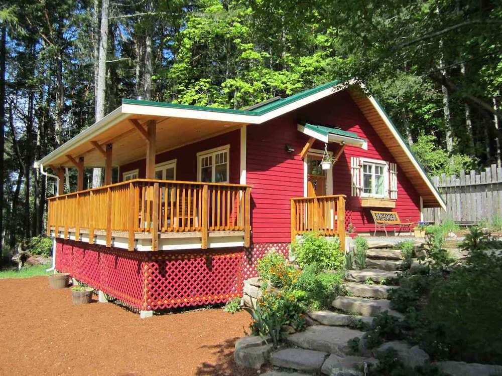 Cosy Woodpecker Cottage
