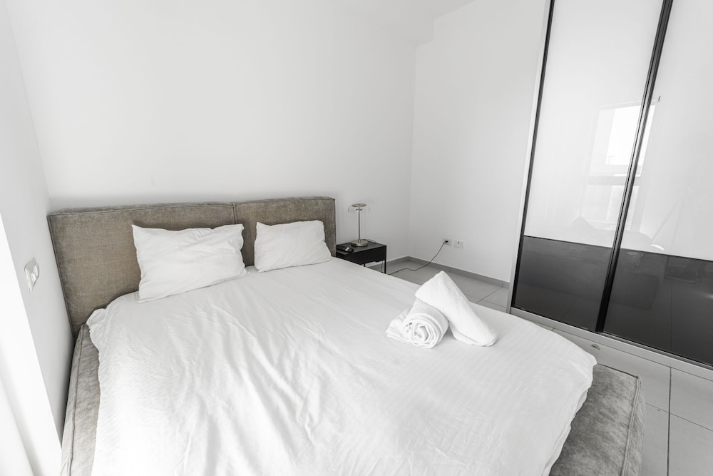 Sea-side 4 BR Apt with Gym view 5