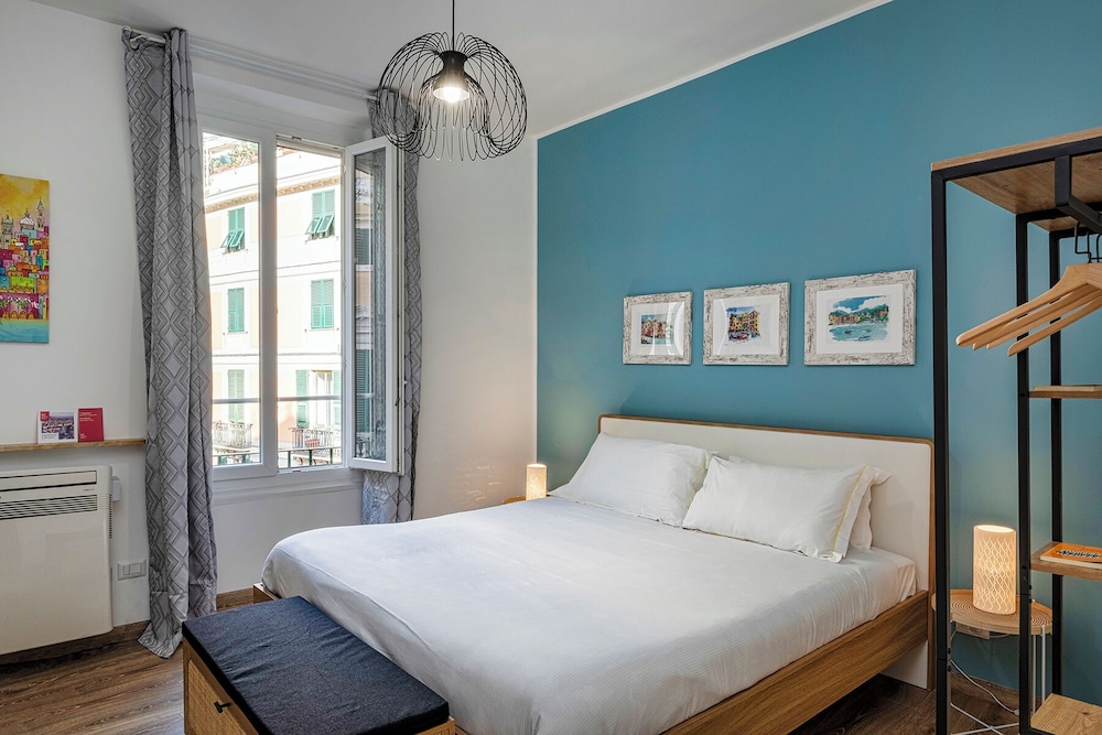 Art and Comfort near Lomellini Street