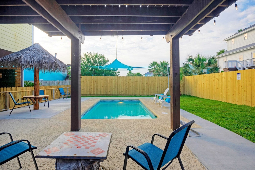 Private Pool, Yard, Deck, by the Nature Preserve! Tipsy Flipper by Avantstay