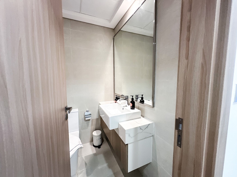 Easygo-spacious Luxury STU Azizi Rivra16
