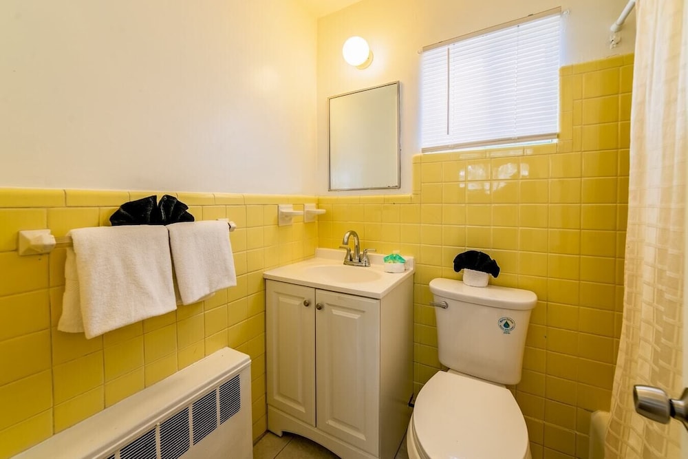 Stay in Browntown for 4: Cozy Room With Minifridge