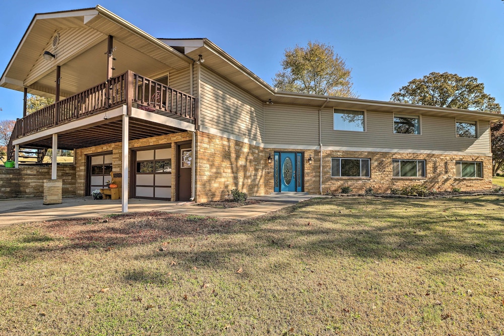 Mountain Home Vacations - Large Home w/ Games: Walk to Bull Shoal Lake! - Property Image 1