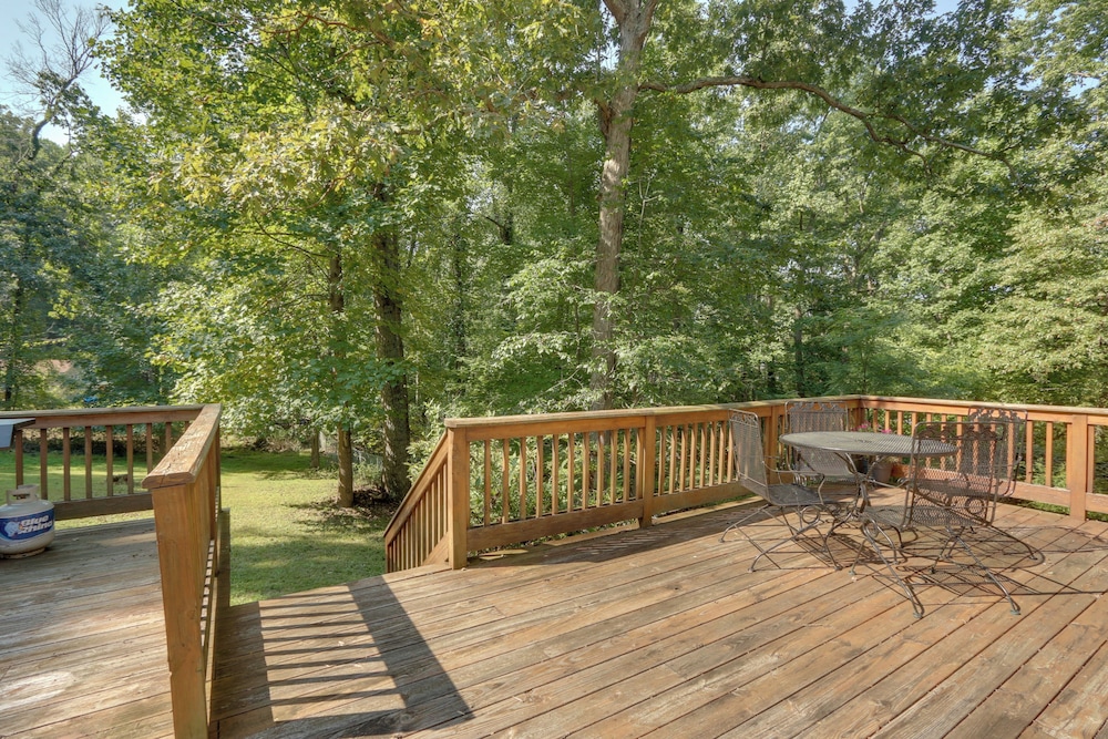 Harpers Ferry Cabin - Walk to Private Lake! - Property Image 9