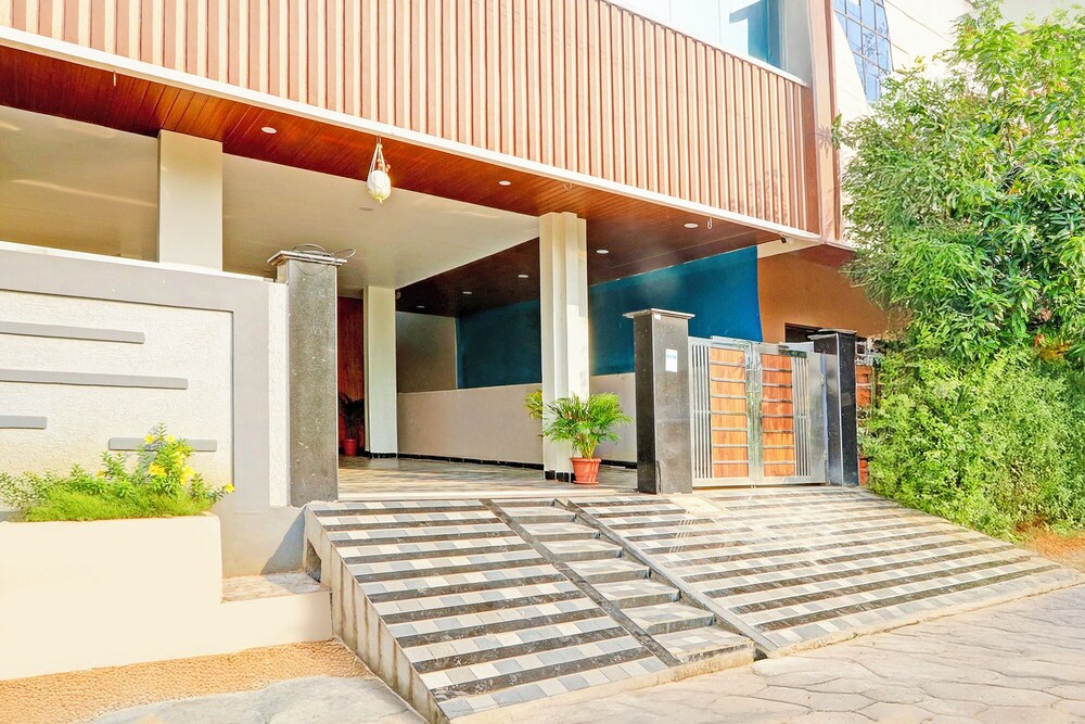 Fabhotel Dharani Grand