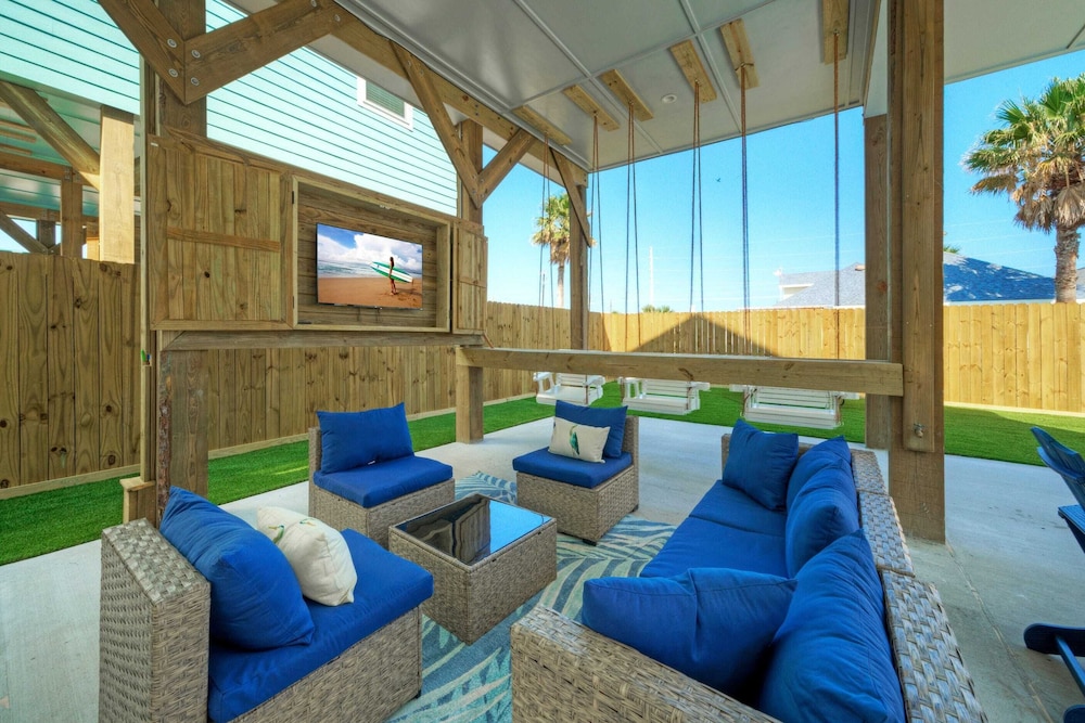 Deja Blue Coastal Retreat w/ Pool, Firepit, BBQ & Outdoor TV Lounge