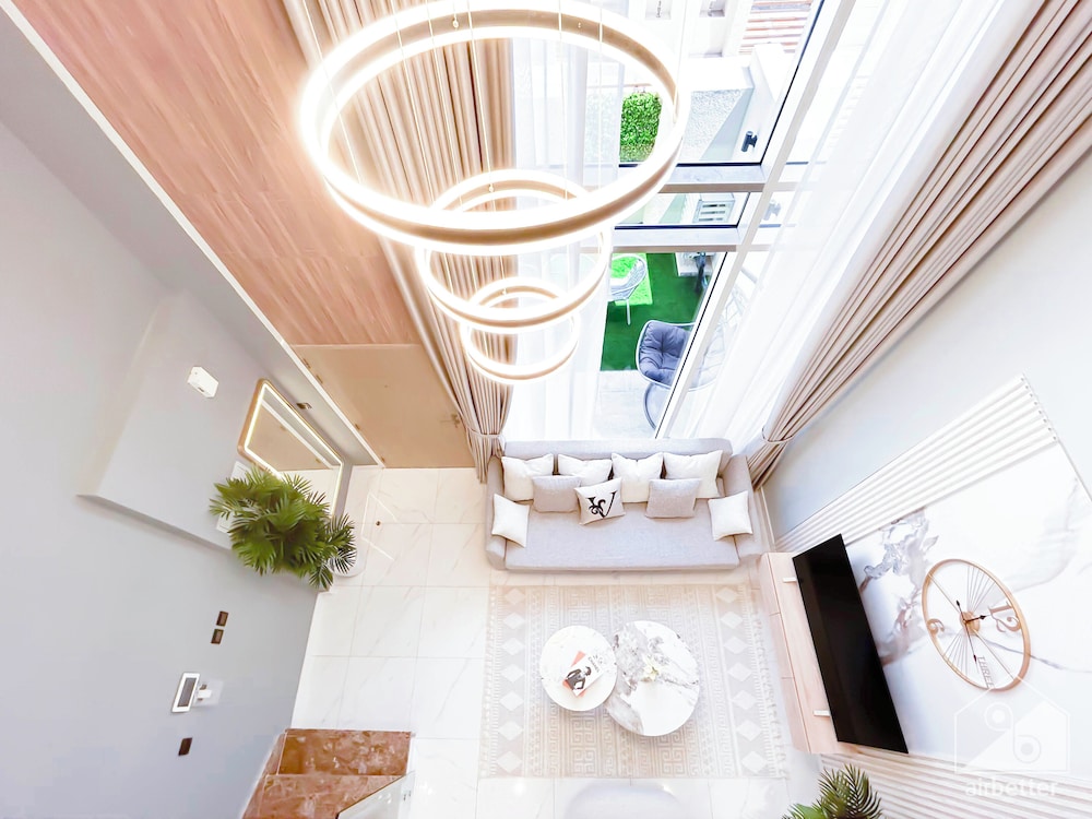 Luxury 1-br Villa in Rukan: Dubai Skyline Views!