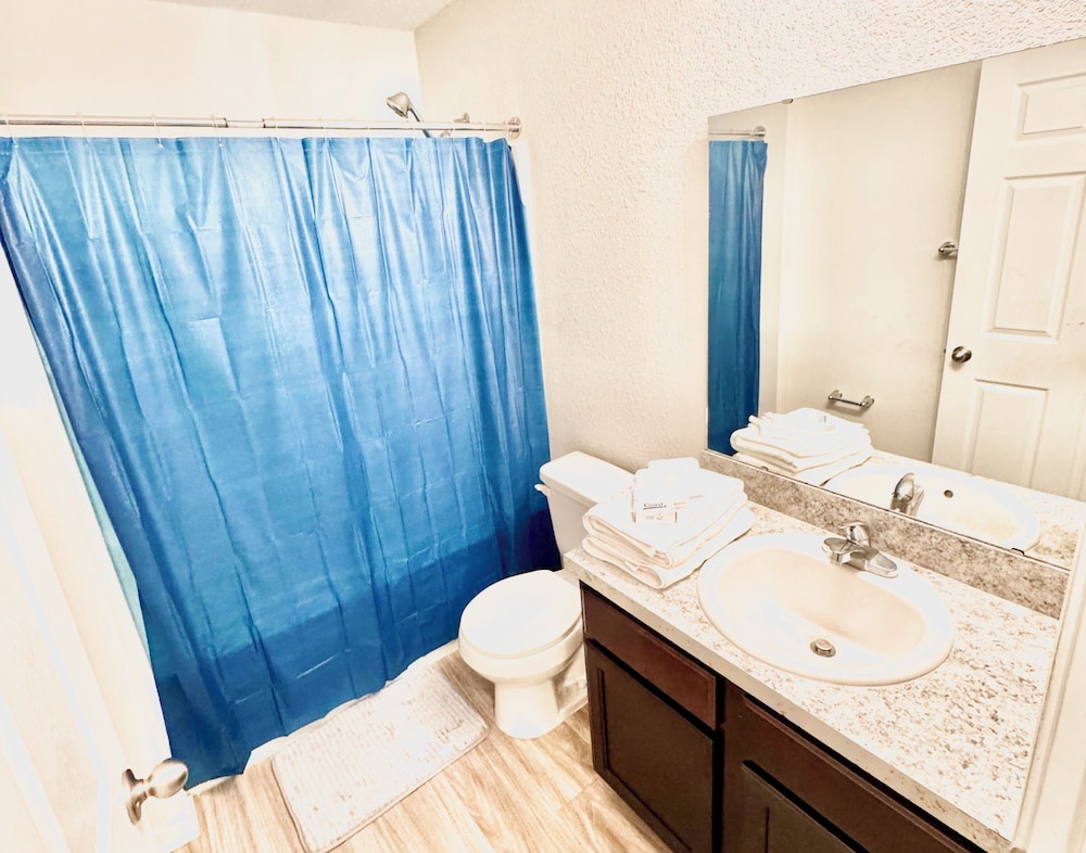 3 Bed Home 5 Mins to JAX Airport & Zoo