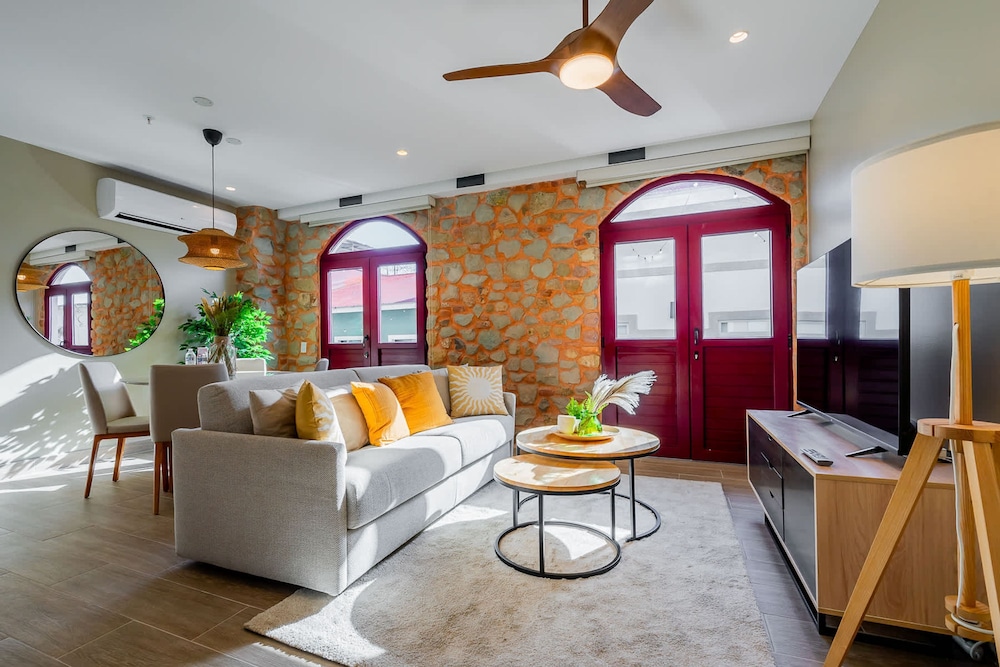 w Beautiful 2BR w Balcony in Casco Viejo