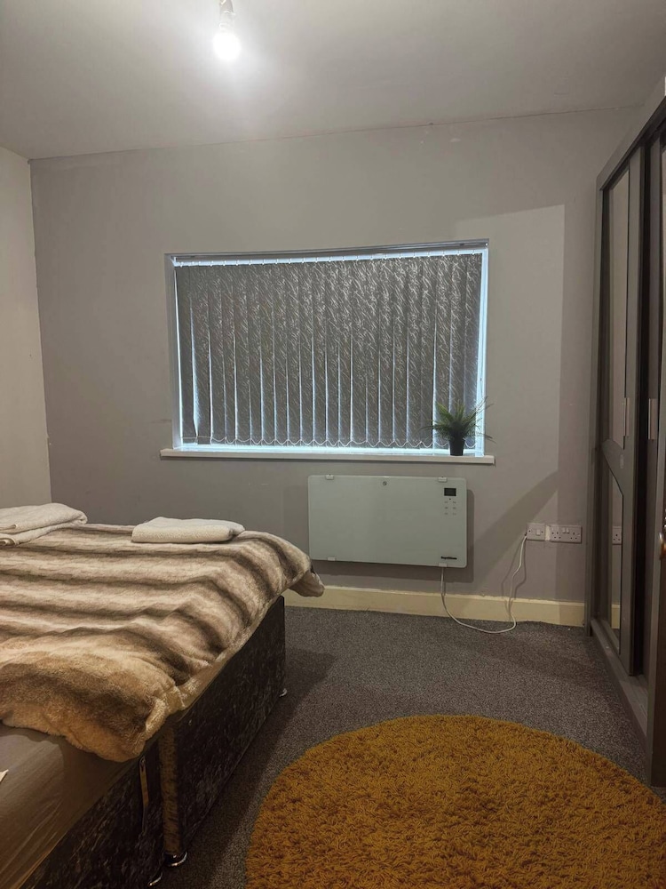 Cosy Central Home - Sleeps 5, Free Parking & Patio