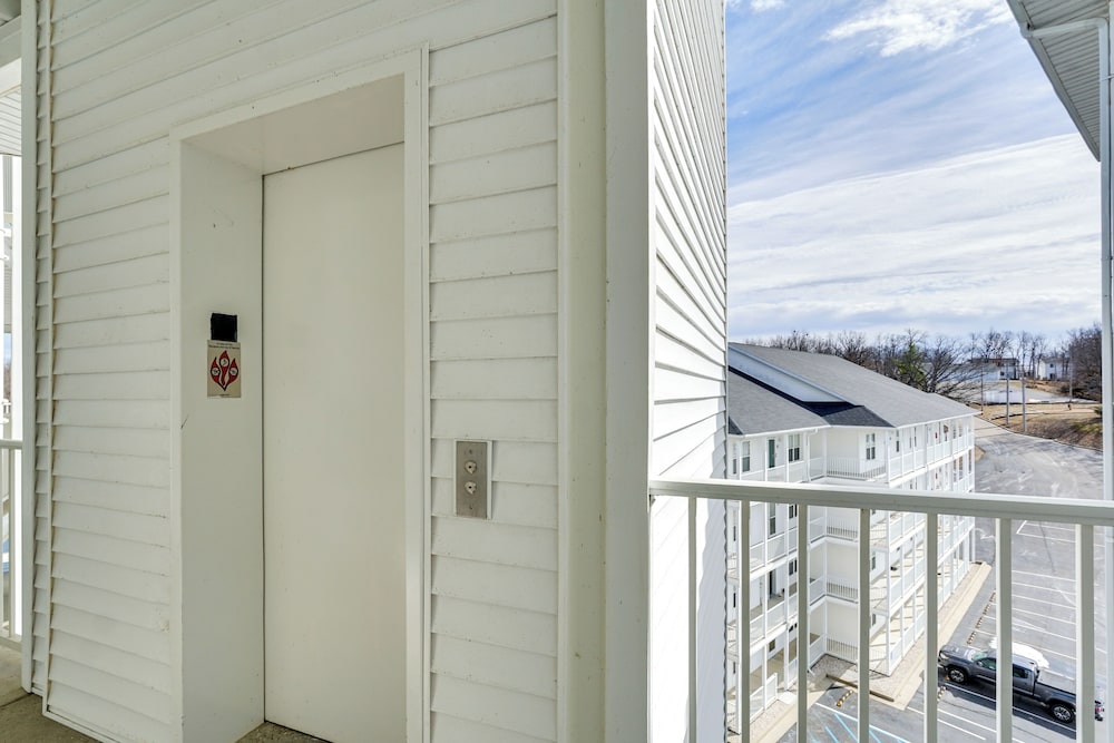 5th-floor Lakefront Condo: Elevator + Pool Access!