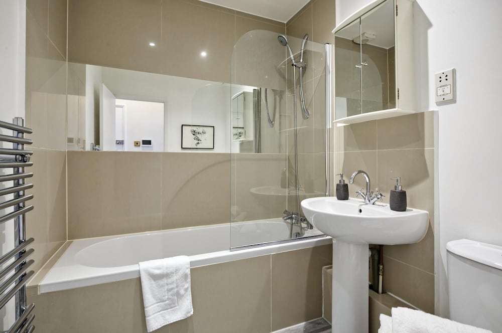 Elegant Earl s Court Flat by Underthedoormat