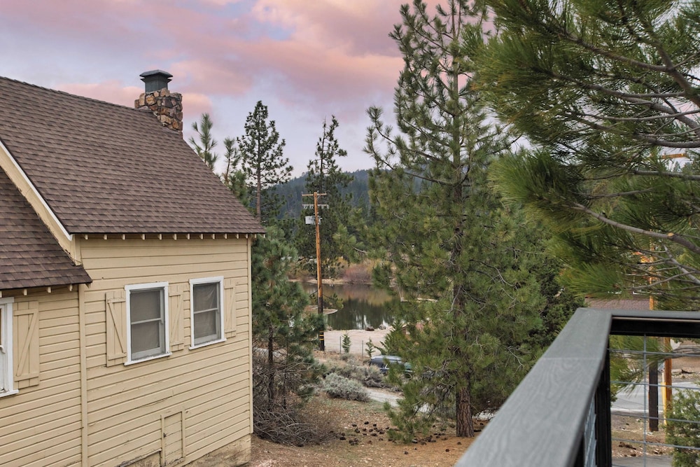 Cozy 2BR Fawnskin Cabin Big Bear Lake, Hiking Trails & Snow Summit Nearby