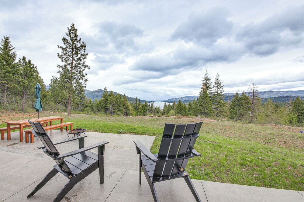 Luxe Mtn-view Escape 5 Mi to Dtwn Priest River!