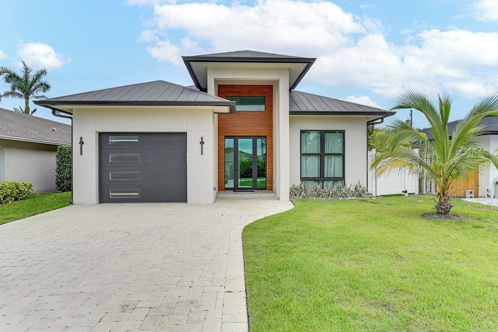 Luxe Outdoor Living: Naples Getaway 2 Mi to Beach!