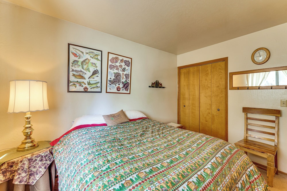 Quiet Truckee Retreat w/ Deck, 5 Mi to Donner Lake