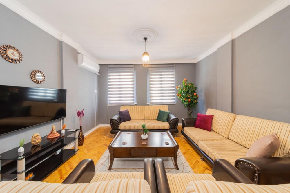 Central Flat Close to the Beach in Muratpasa