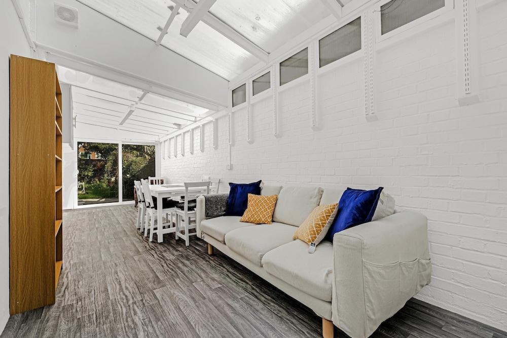 Heathrow Living Stanwell Serviced House