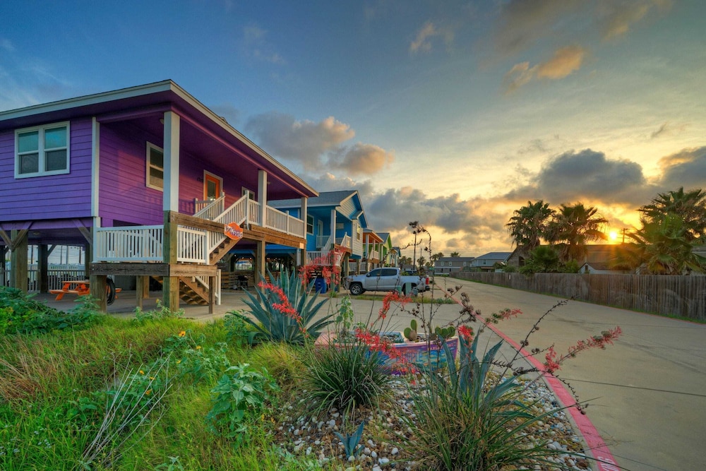 Purple Parrot by Avantstay Heated Pool, Beach Access & Central Port A Location