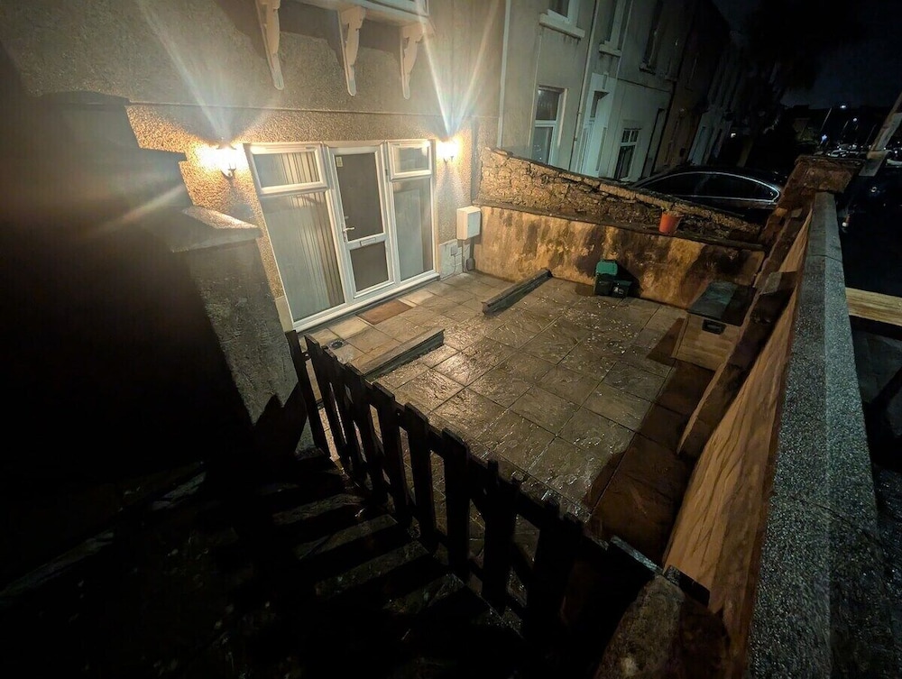 City Escape 1 Bedroom Flat in Swansea Centre