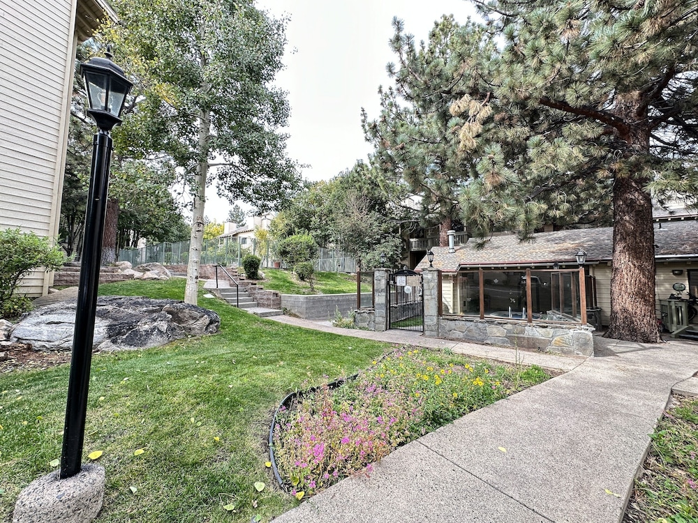 La Vista Blanc 61 Cozy Studio in Central Location, Perfect Mountain Getaway by RedAwning