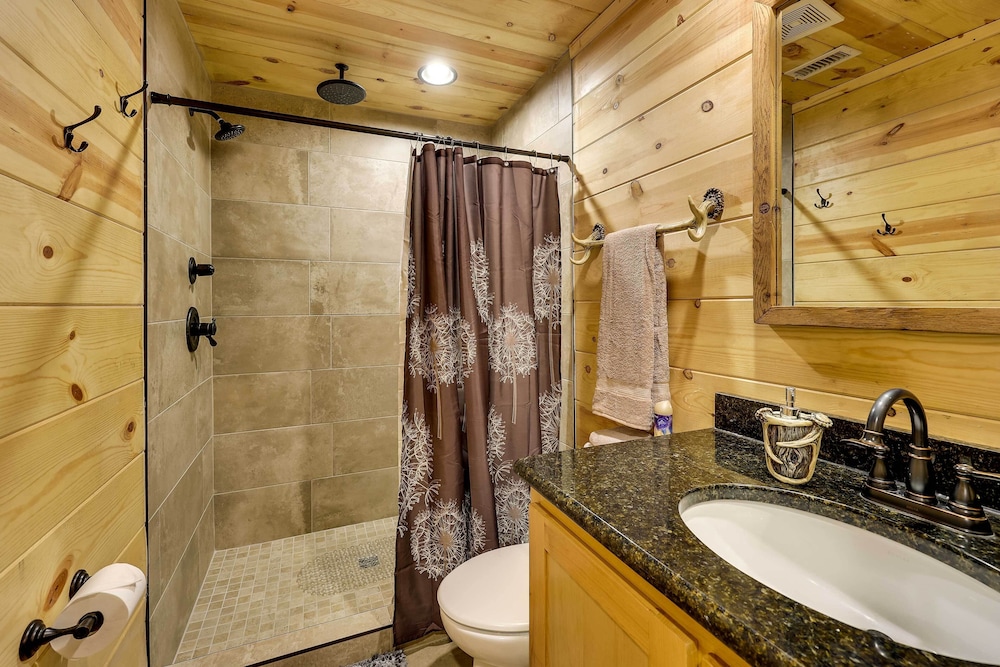 Pet-friendly Broken Bow Cabin w/ Fire Pit!