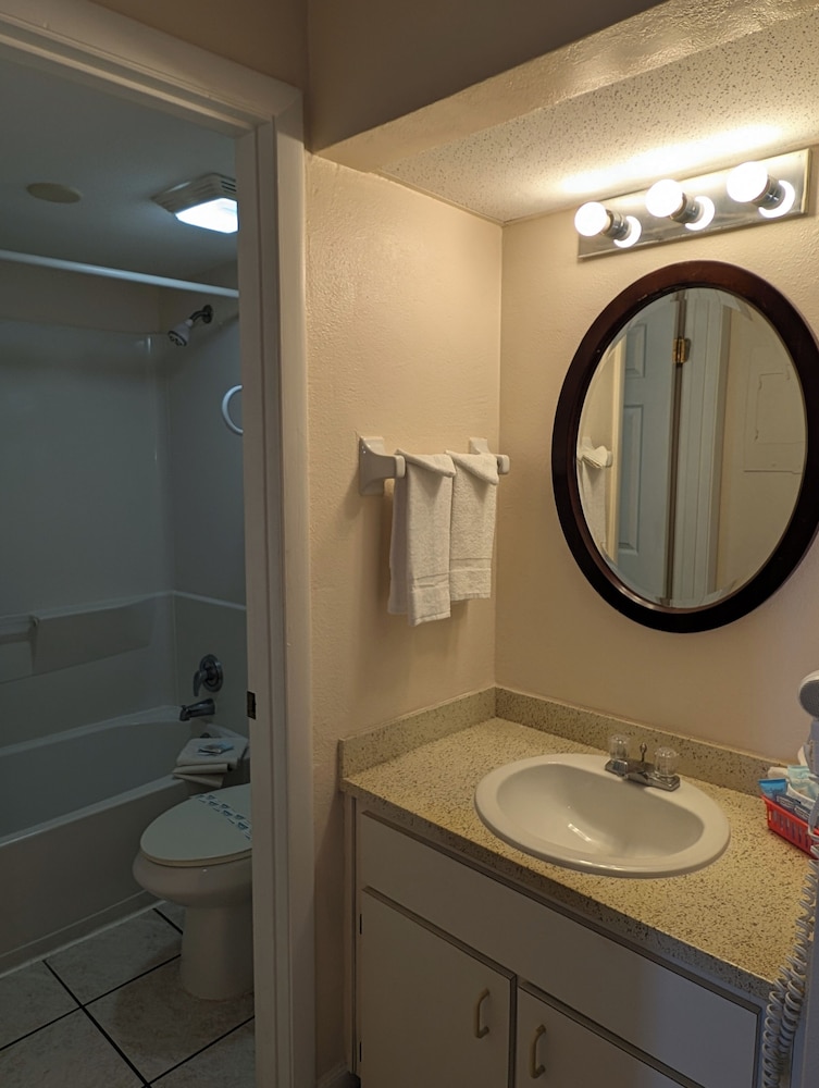 Daytona Beach Vacations - Traders Inn Beach Club - Property Image 8