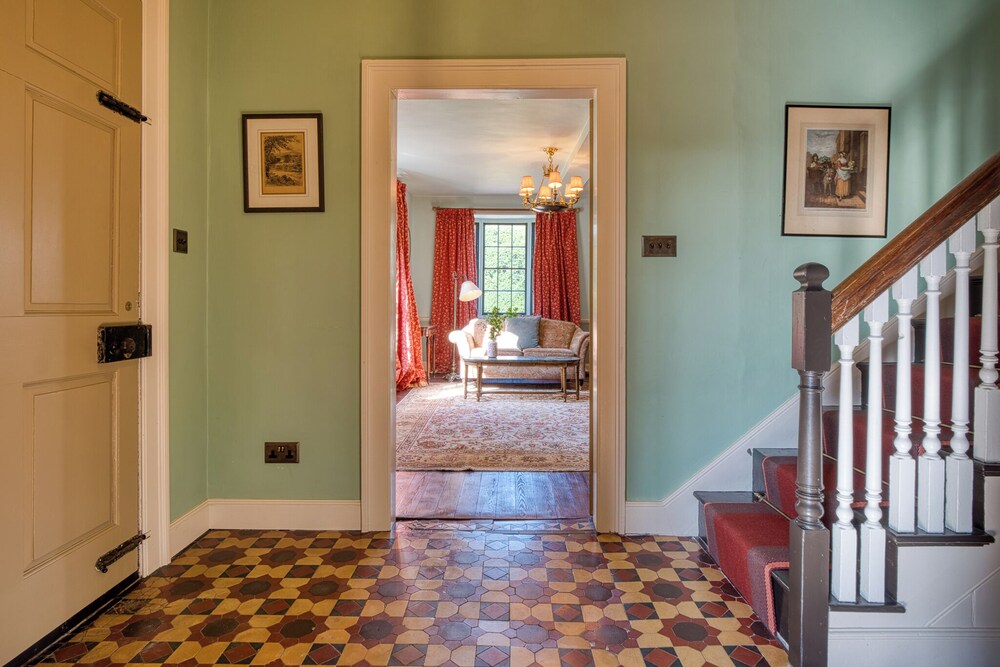 Stunning 4BD Home in Worcestershire