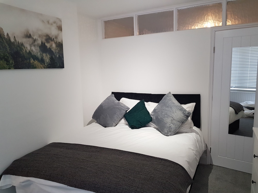Luton Vacations - Campbell Apartment - Property Image 1